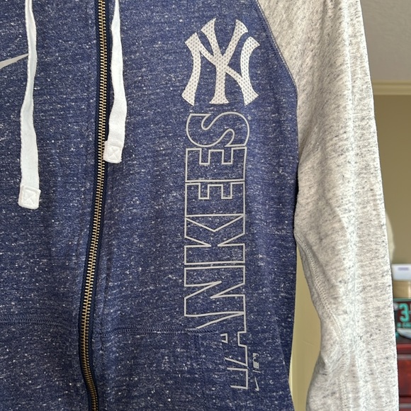 NIKE Ladies NEW YORK YANKEES HOODIE ⚾️ - Picture 2 of 9